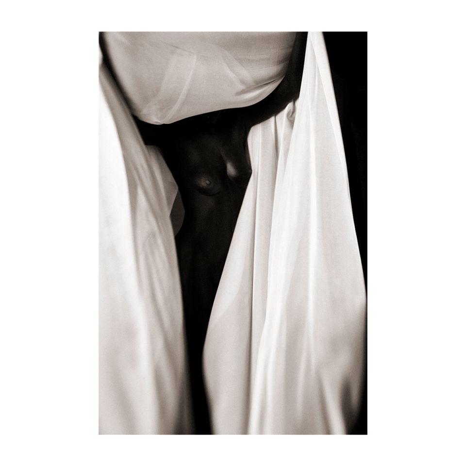 Tirage complet de la photo DRAPED WOMAN 003 en sépia